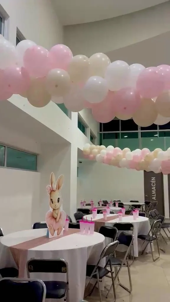 Detalle de decoración para una mesa de evento