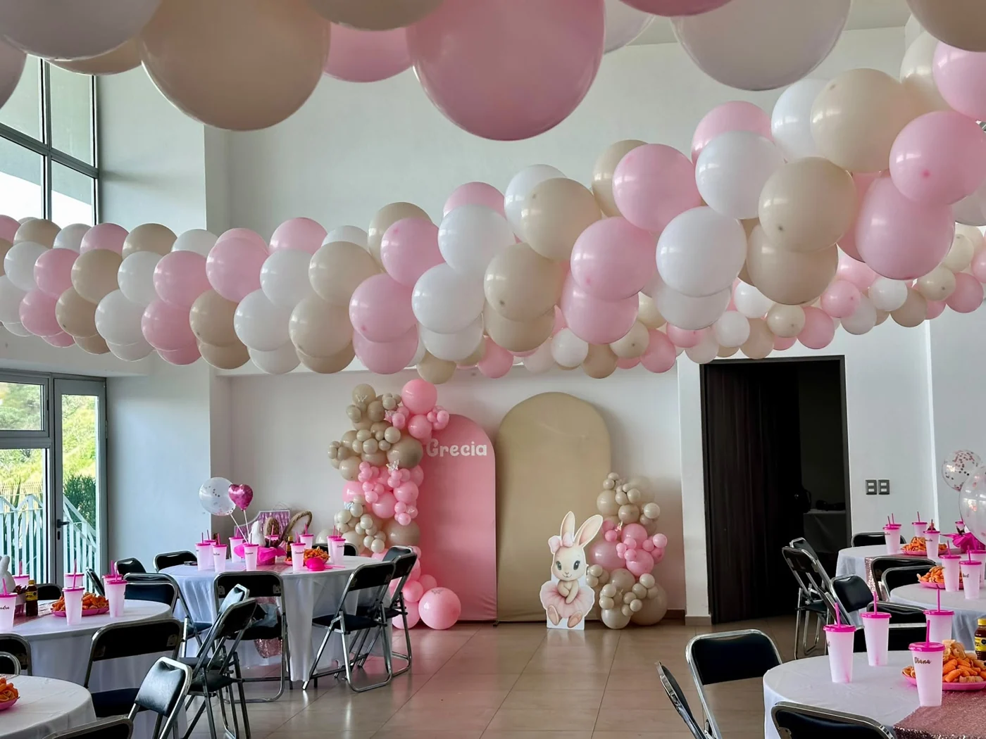 Salón decorado con una misma paleta de colores