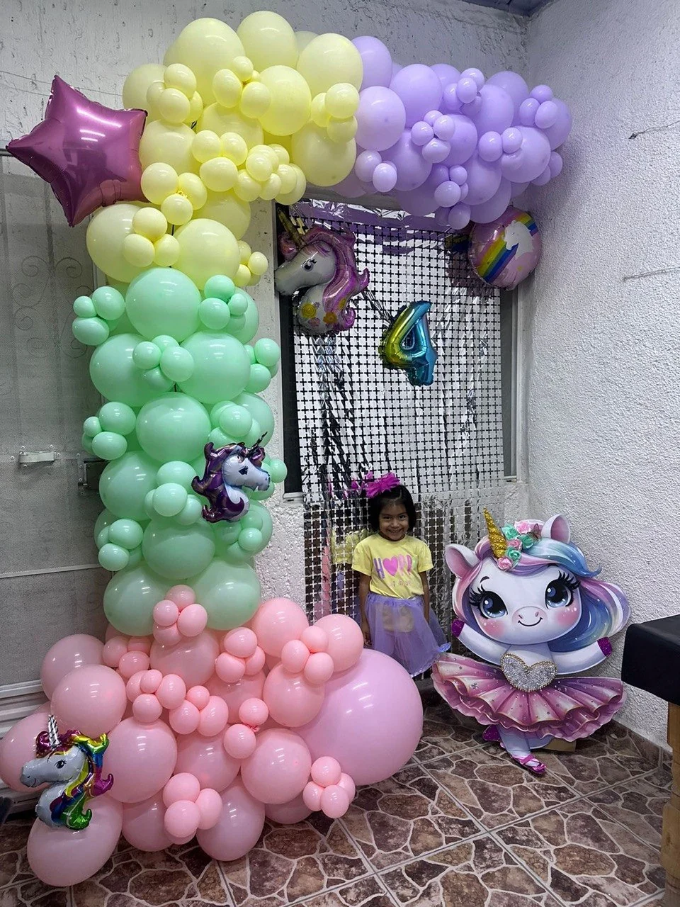 Montaje infantil preparado para celebrar